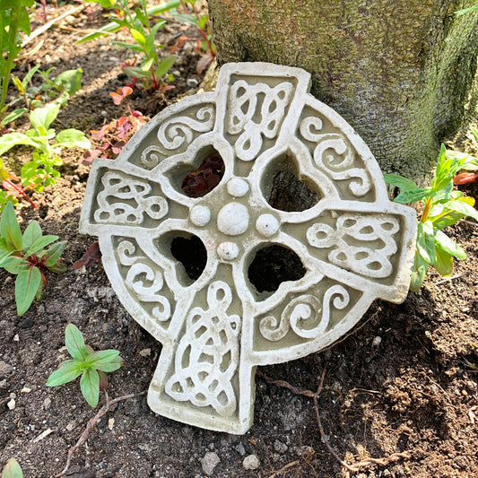 Runde Steinplatte mit antikem keltischem Kreuz zum Aufhängen an der Wand, 17 cm
