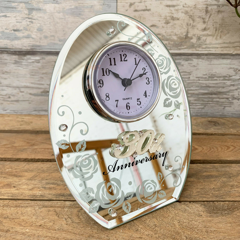 Verspiegelte Uhr zum 30. Perlenhochzeitstag