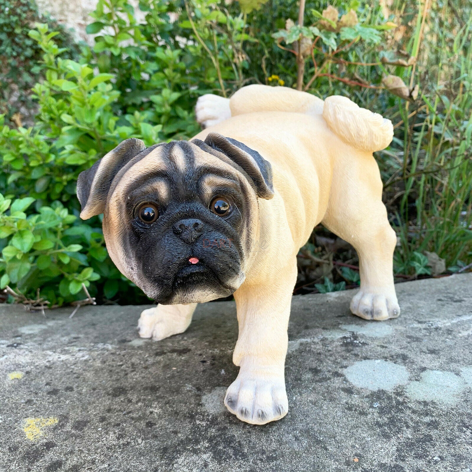 Beigefarbenes Mops-Hundeornament aus Kunstharz
