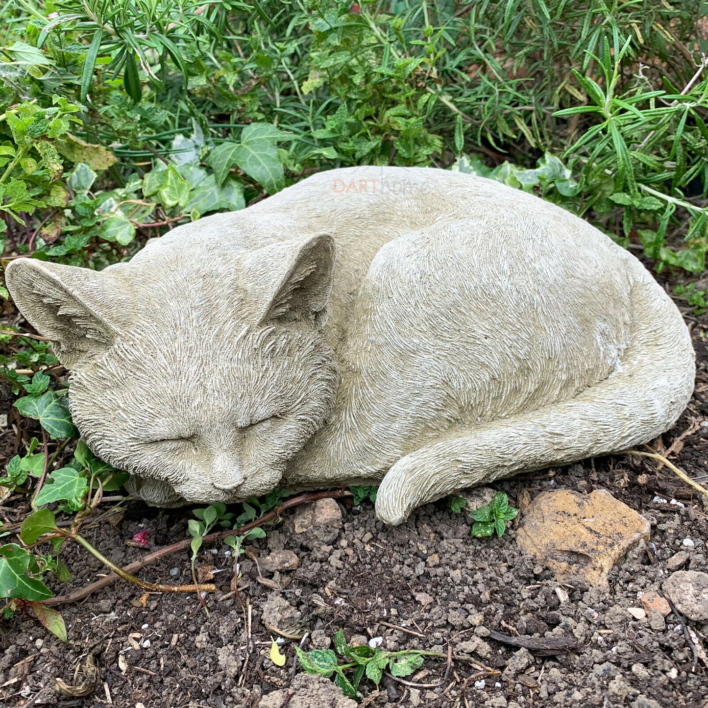Steinskulptur „Schlafende Katze“ im Garten