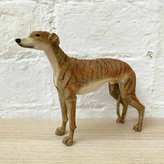 Dekoratives Ornament mit gestromtem Windhund aus Kunstharz, 18 cm