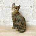 Sitzende getigerte Katze aus Kunstharz, dekoratives Ornament, 12 cm