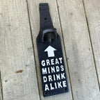 Gusseisen-Flaschenöffner „Great Minds Drink Alike“.