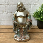 Glücklicher Buddha auf Stand