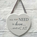 Weißes Holzschild „Need Love &amp; Cat“ zum Aufhängen, Liebesherz, Geschenk, 18 cm