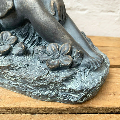 Blumenfee-Ornament aus bronzefarbenem Kunstharz