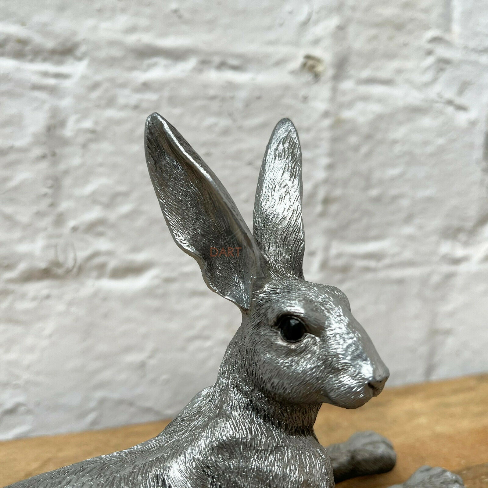 Liegendes silbernes Hasenornament
