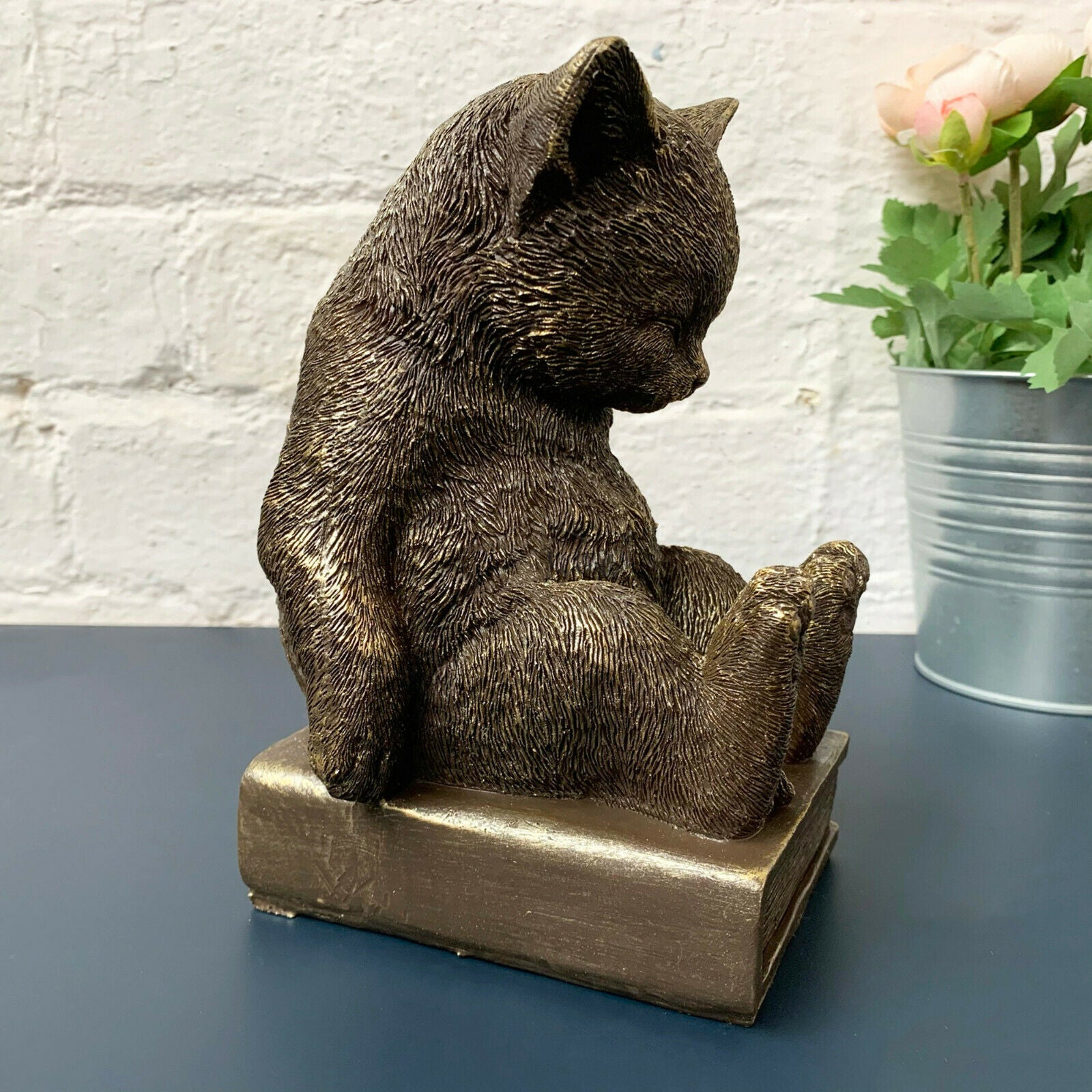 Goldharz-Buchstütze mit schlafender Katze