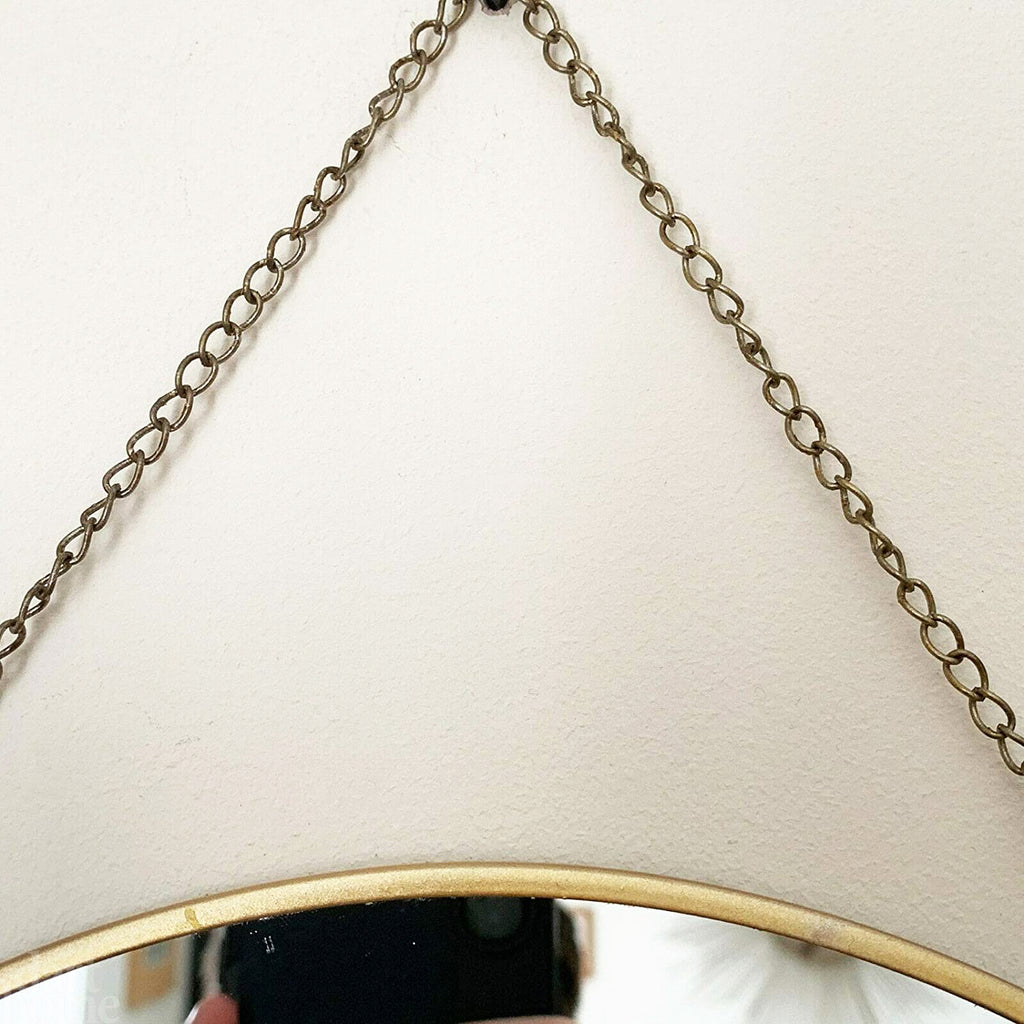 Runder Wandspiegel mit goldener Kette zum Aufhängen