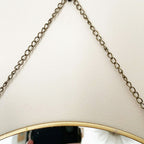 Runder Wandspiegel mit goldener Kette zum Aufhängen