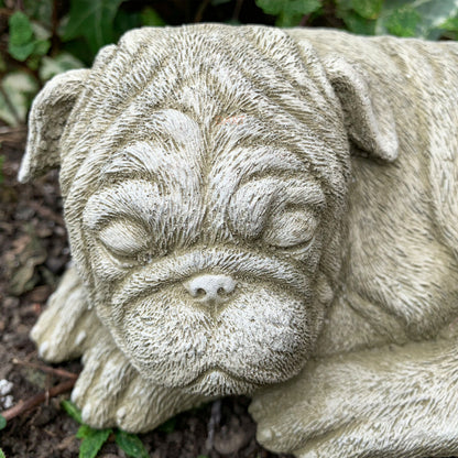 Liegende Mops-Skulptur aus Stein