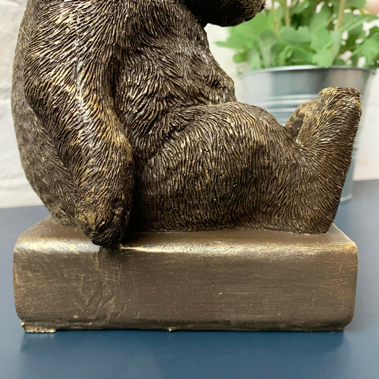 Goldharz-Buchstütze mit schlafender Katze