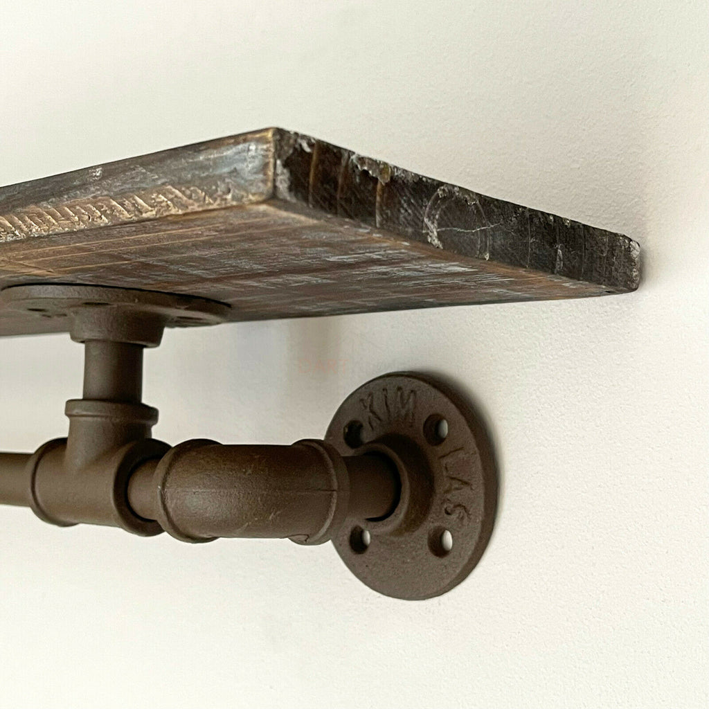 64 cm großes industrielles Rohrregal mit verrosteter Holzplatte