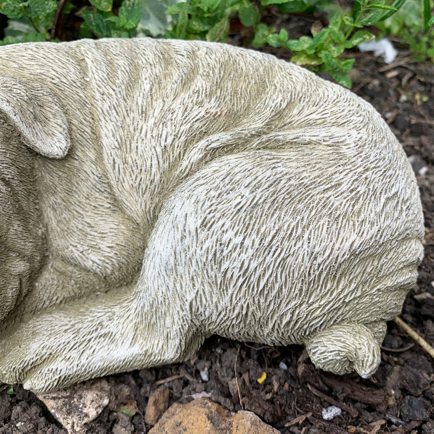 Liegende Mops-Skulptur aus Stein