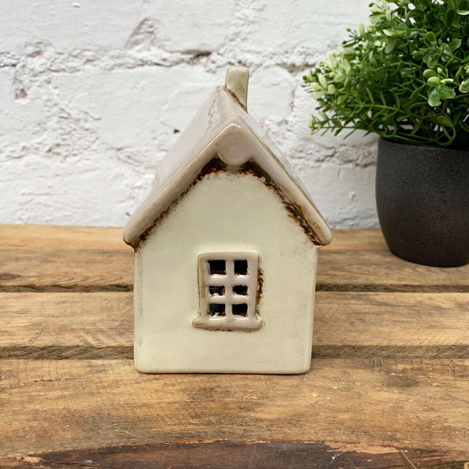 Beigefarbener Teelichthalter aus Keramik