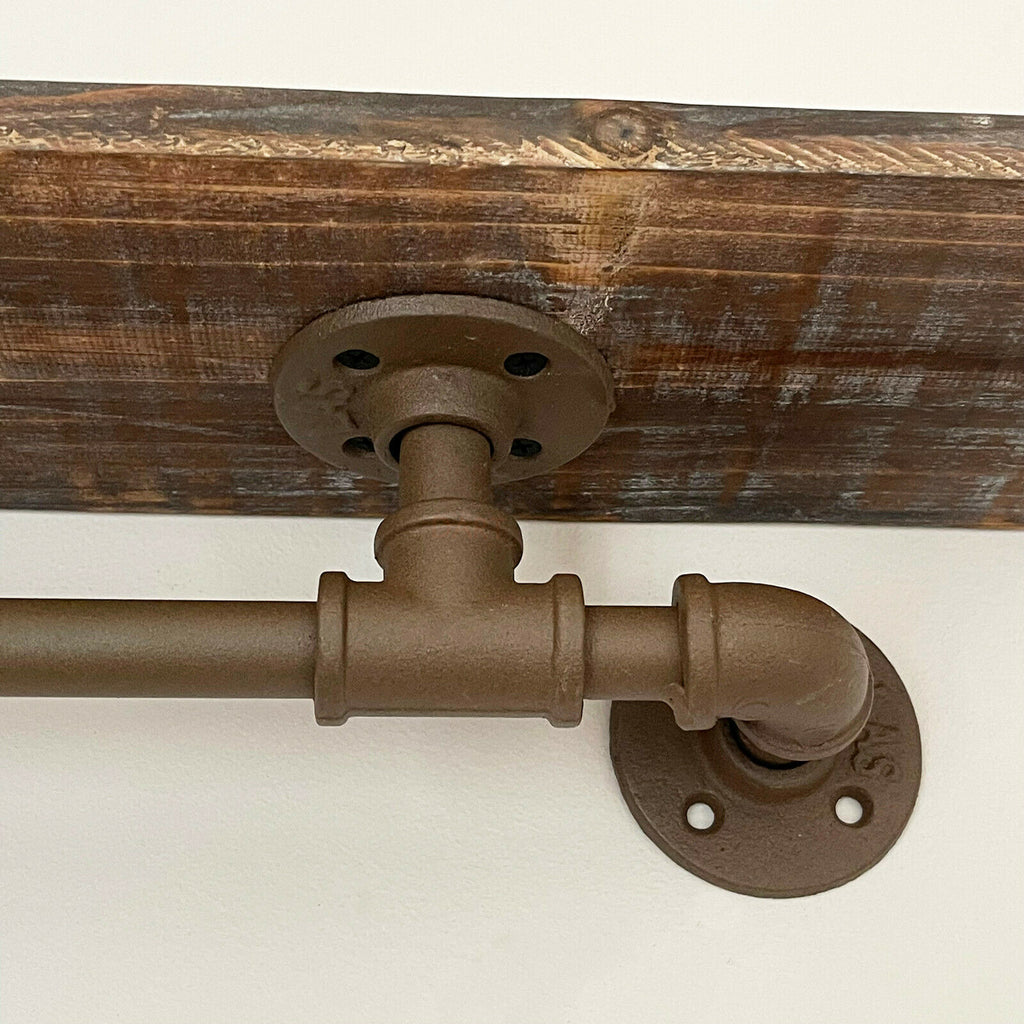 64 cm großes industrielles Rohrregal mit verrosteter Holzplatte