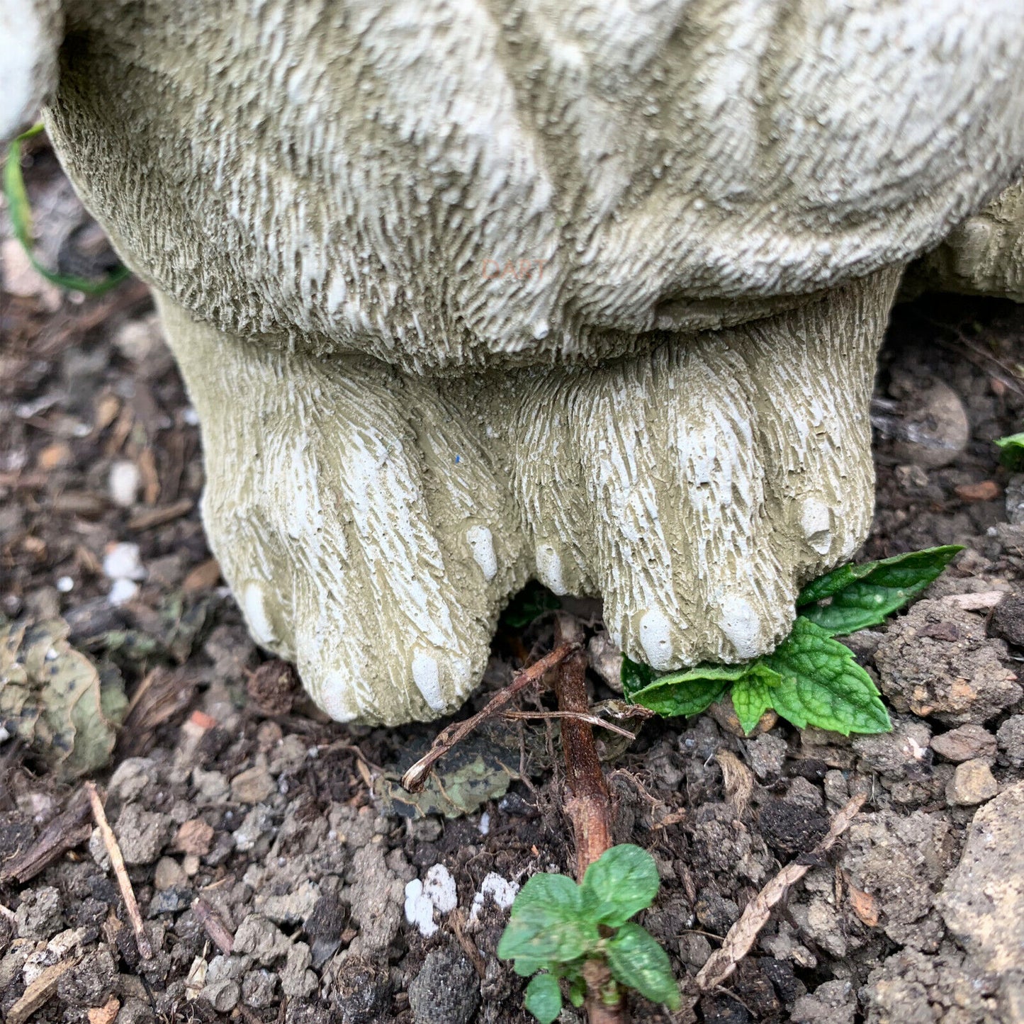 Liegende Mops-Skulptur aus Stein