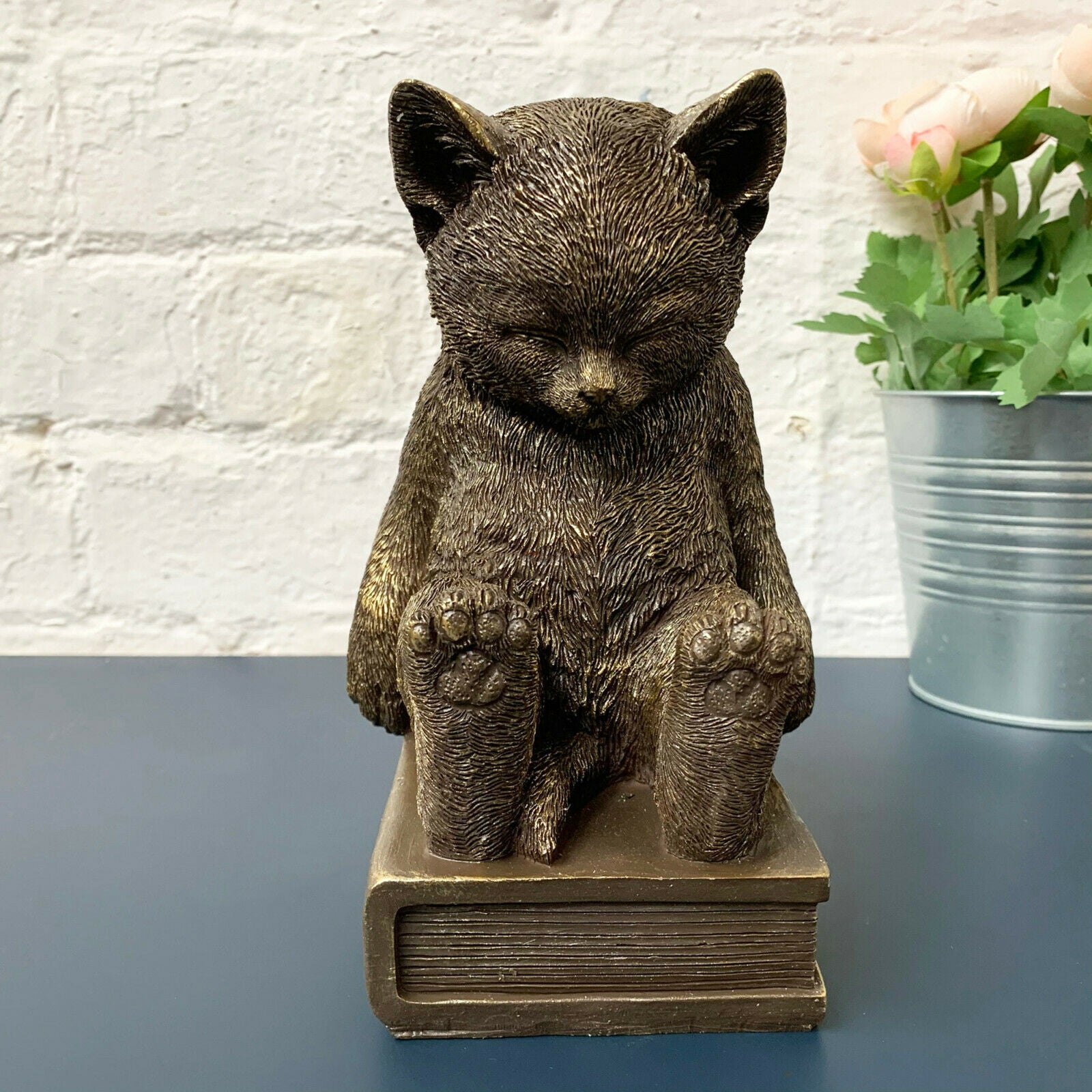 Goldharz-Buchstütze mit schlafender Katze