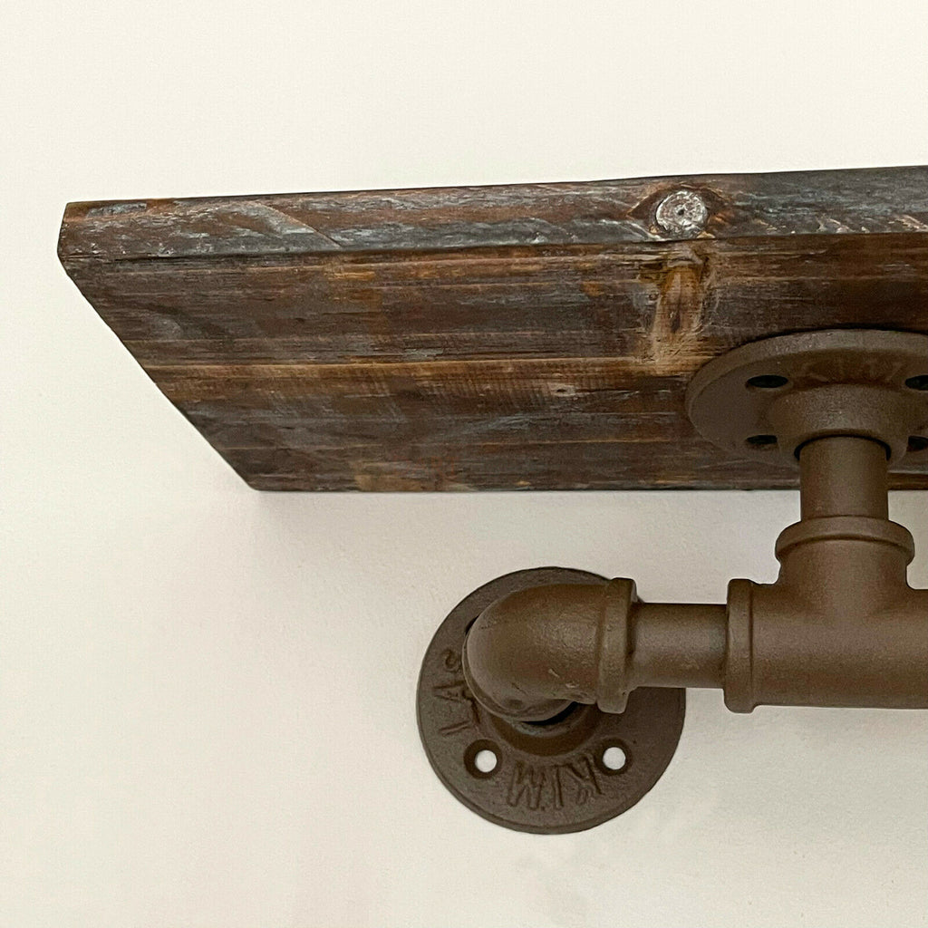 64 cm großes industrielles Rohrregal mit verrosteter Holzplatte
