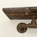 64 cm großes industrielles Rohrregal mit verrosteter Holzplatte