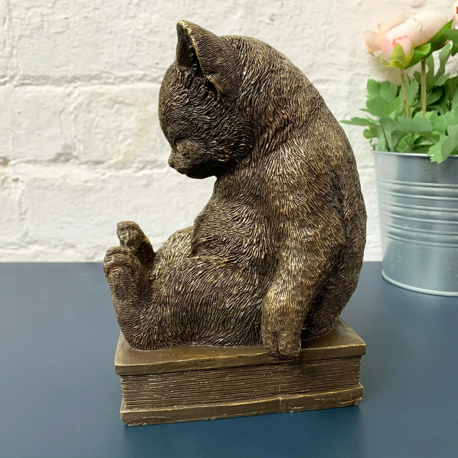 Goldharz-Buchstütze mit schlafender Katze