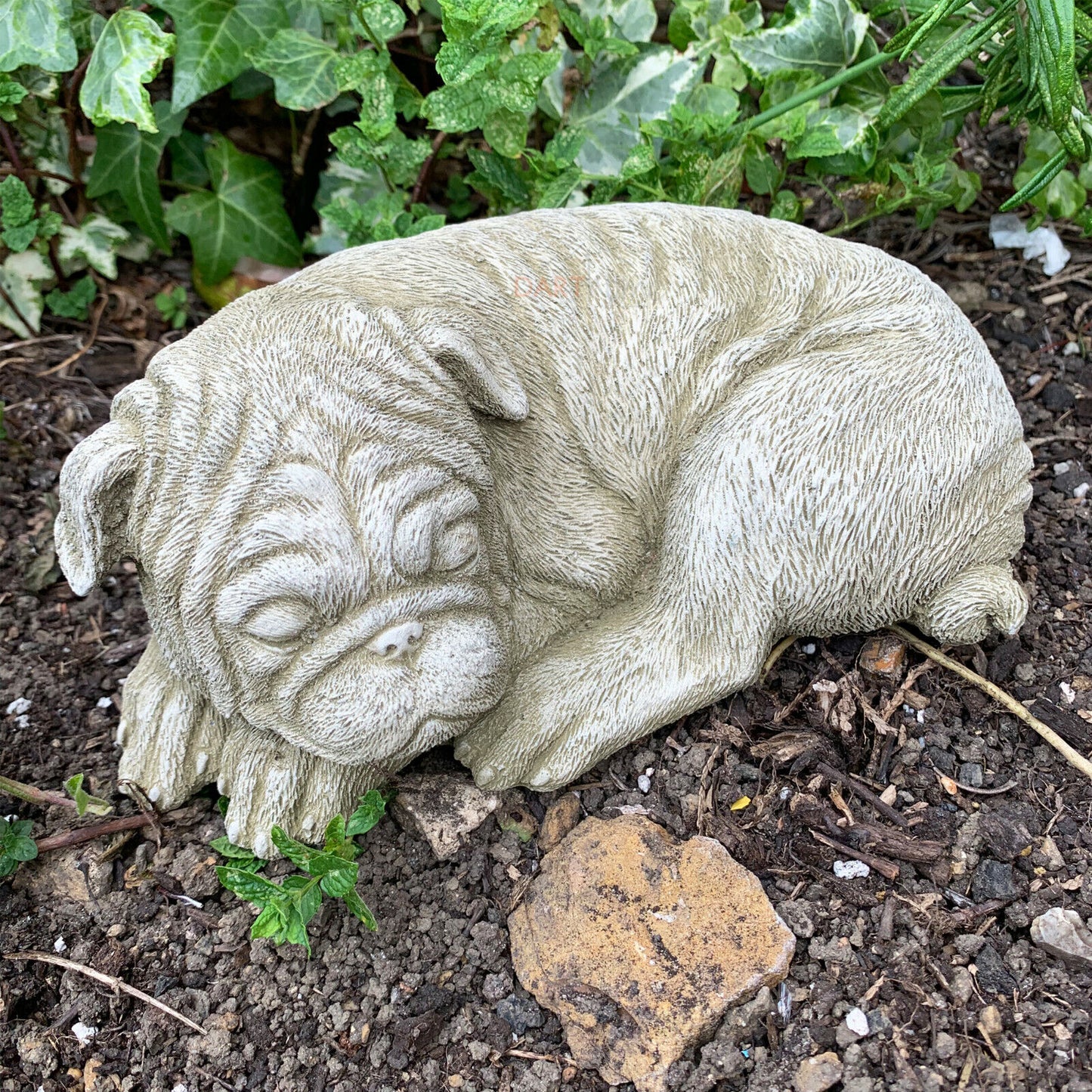 Liegende Mops-Skulptur aus Stein