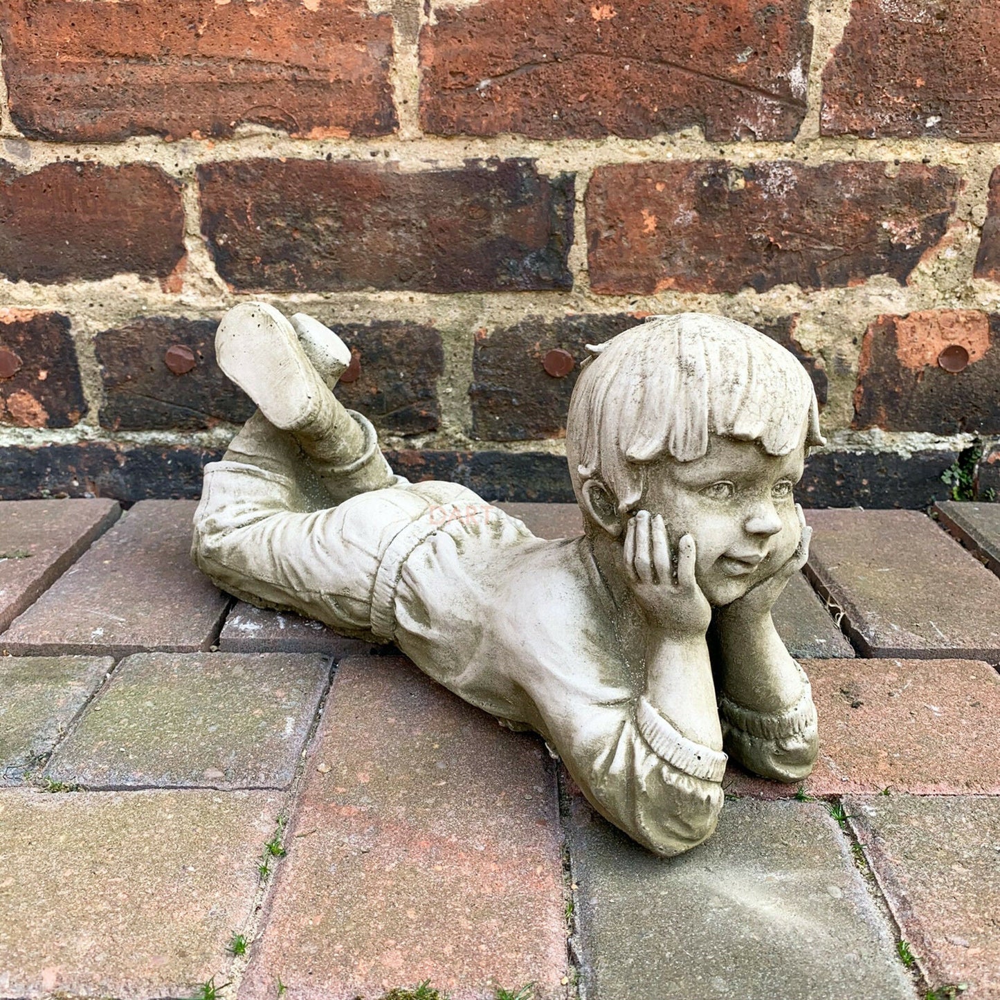 Liegende Daydream Boy &amp; Girl Gartenskulpturen aus Stein, 4,5 kg