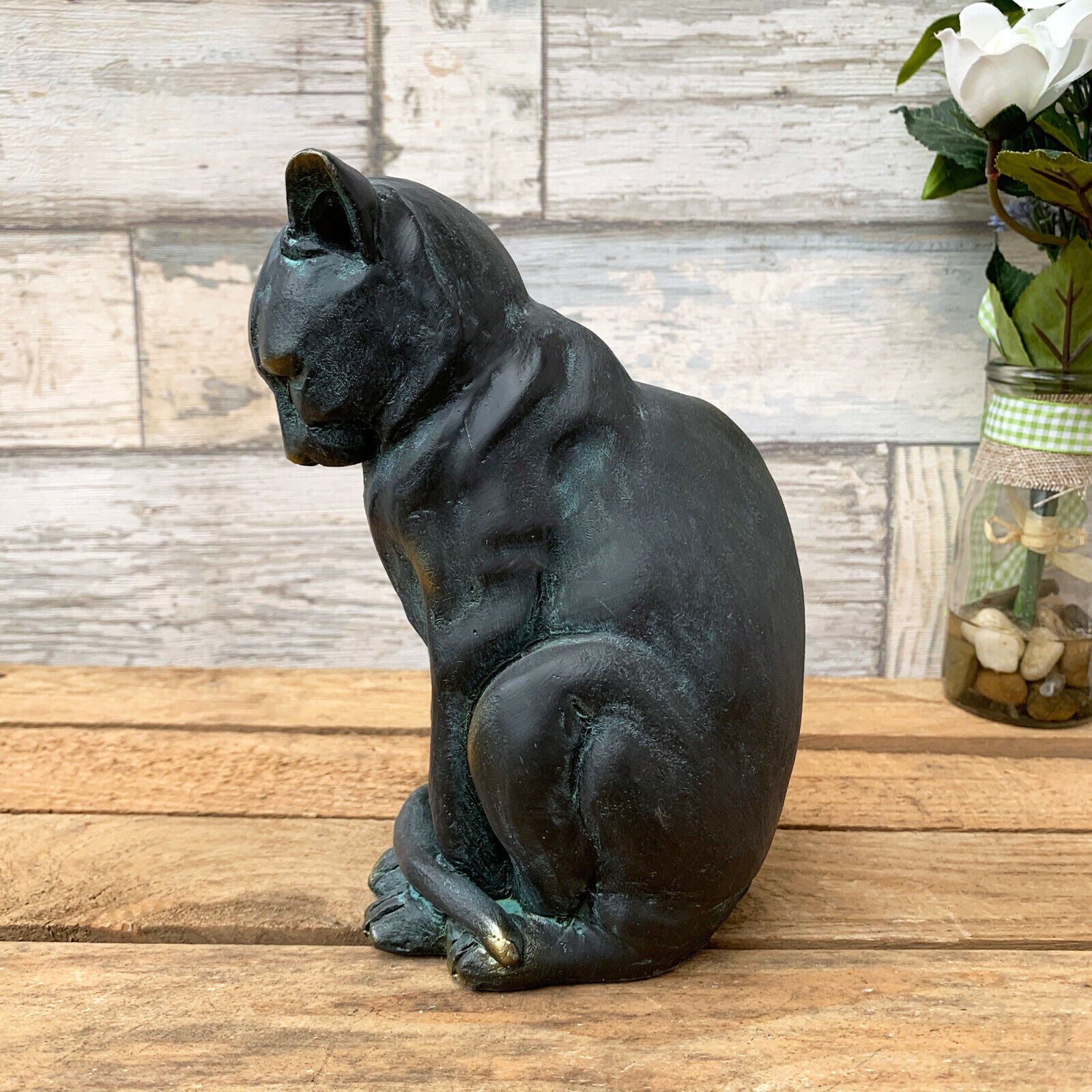 Sitzende Katze aus Bronzeharz