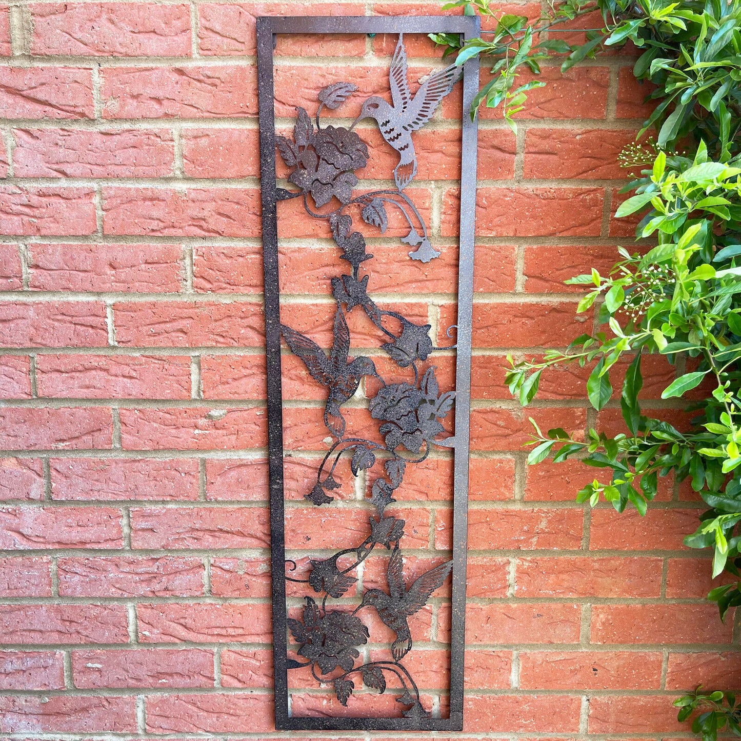 Schmales Portait-Wandbild mit Kolibri-Blumen aus rostigem Metall