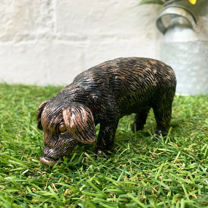 Stehende Schweinefiguren aus Kunstharz in Miniaturbronzeoptik. Ausverkauf