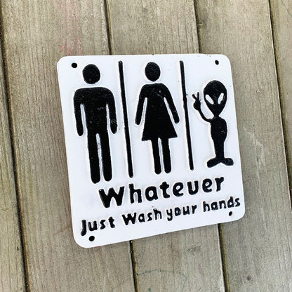 Lustiges Toilettenschild aus Gusseisen – Whatever Just Wash Your Hands