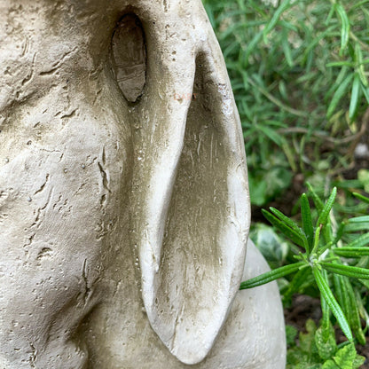 Mondblickende Hasen-Gartenskulptur aus Stein