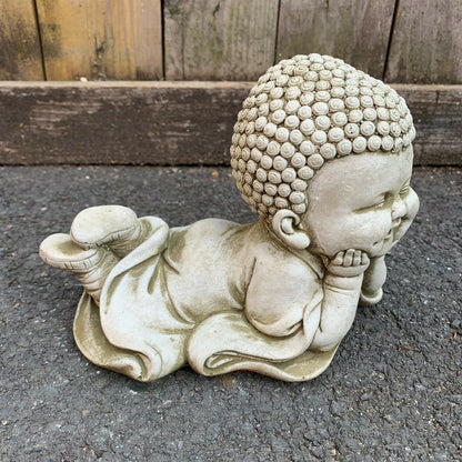 Liegende Baby-Buddha-Gartenstatue aus Stein