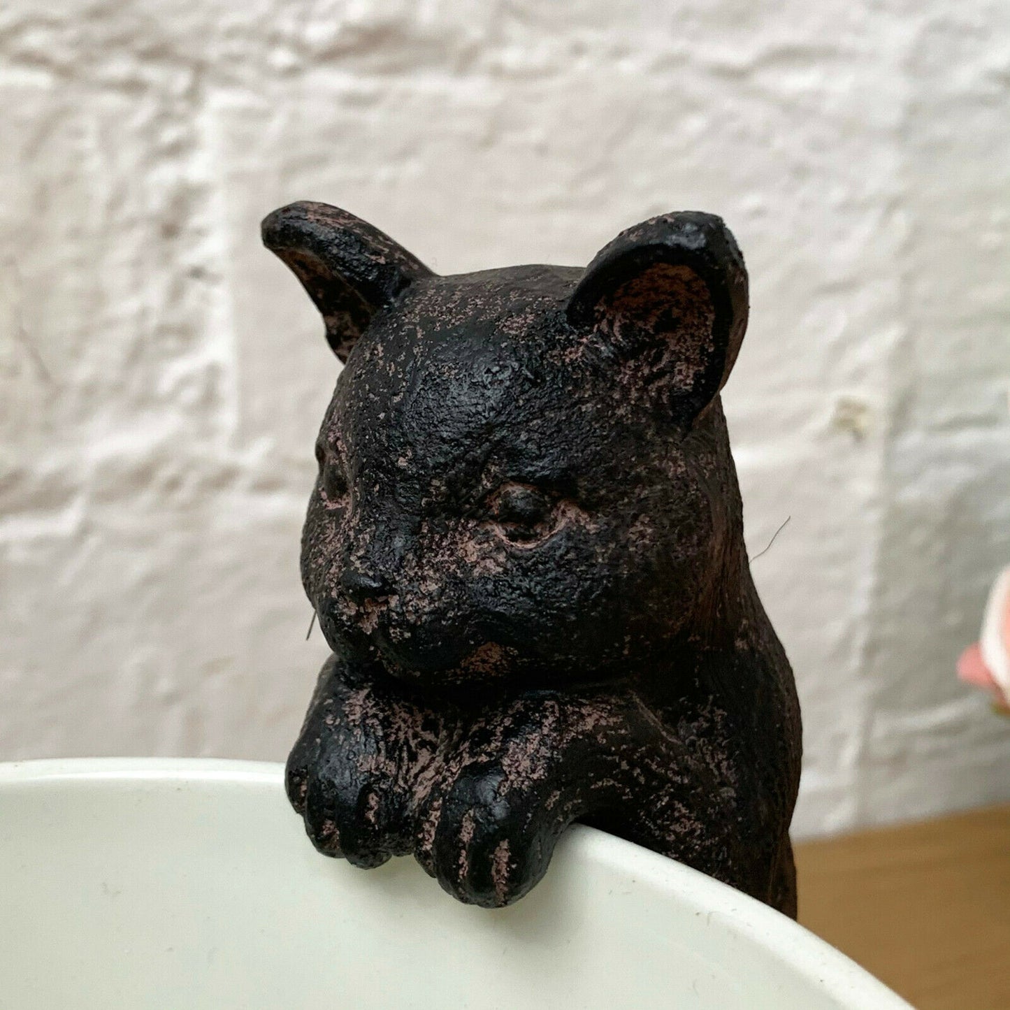 Schwarzer Kletterkatzen-Topfaufhänger aus Kunstharz