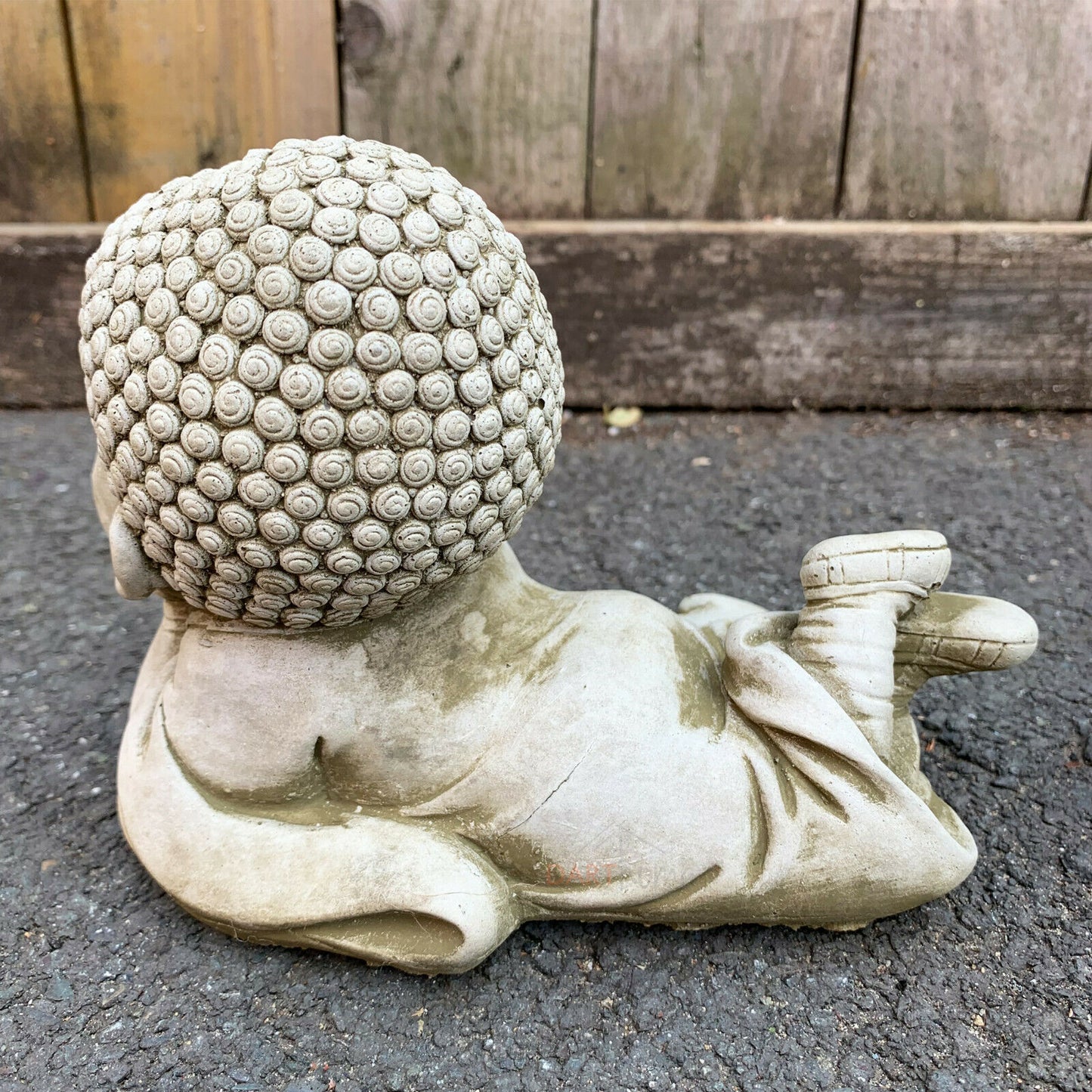 Liegende Baby-Buddha-Gartenstatue aus Stein
