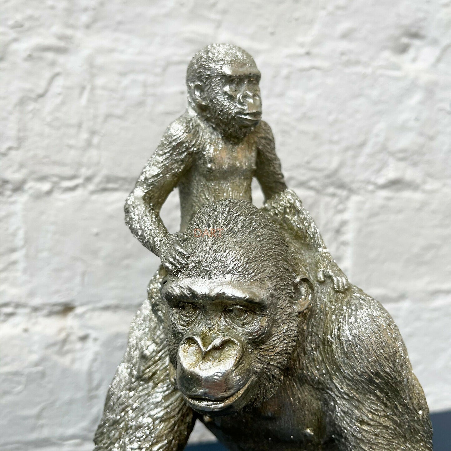 Silberner Gorilla mit kletterndem Baby-Ornament