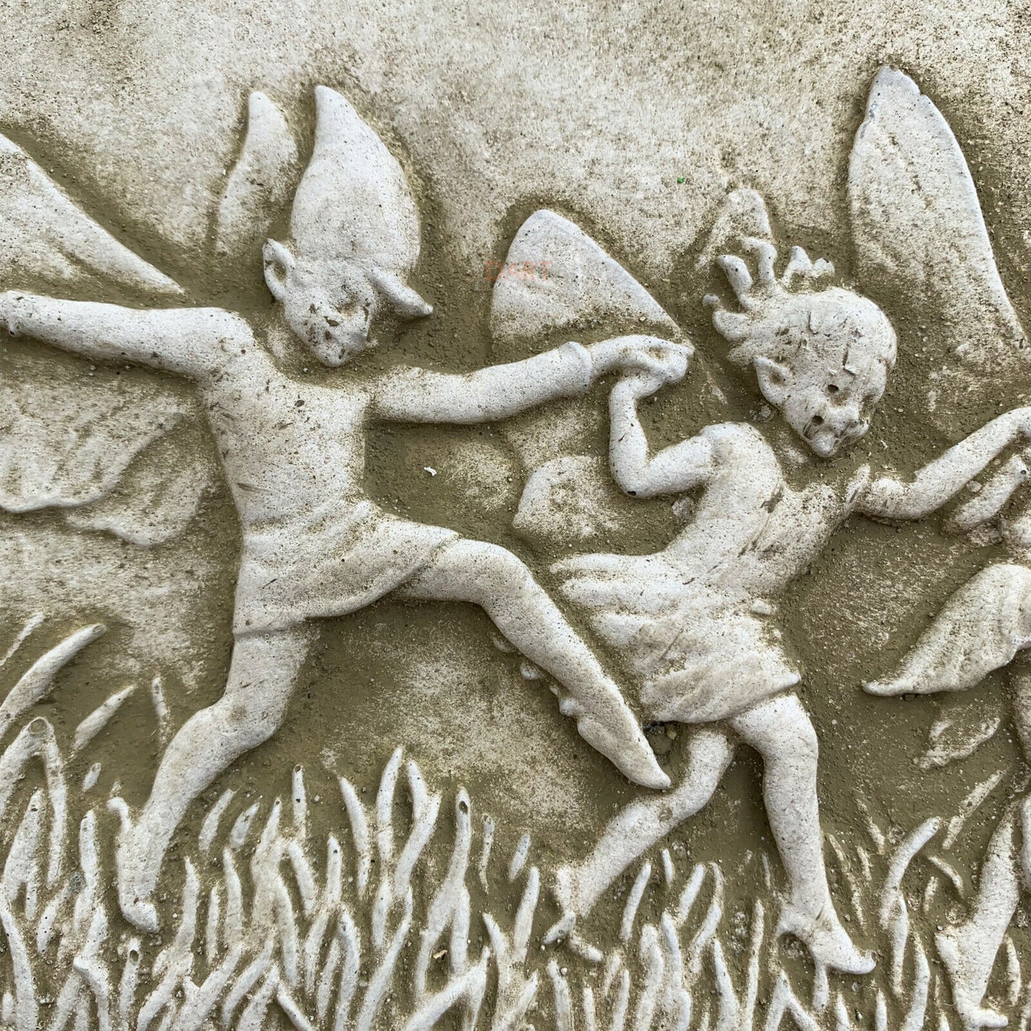 Wandtafel mit tanzenden Feen aus Stein