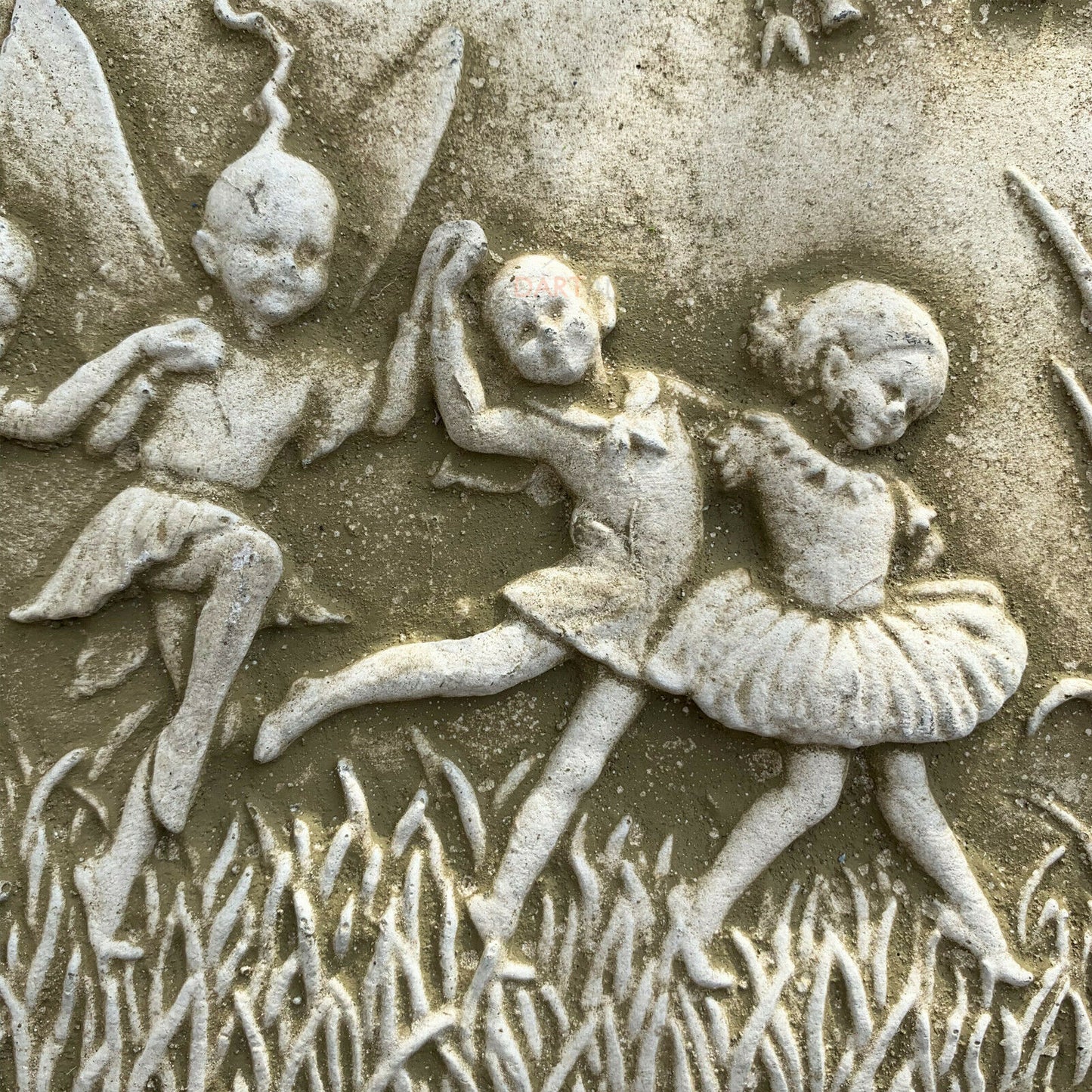 Wandtafel mit tanzenden Feen aus Stein