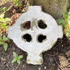Runde Steinplatte mit antikem keltischem Kreuz zum Aufhängen an der Wand, 17 cm