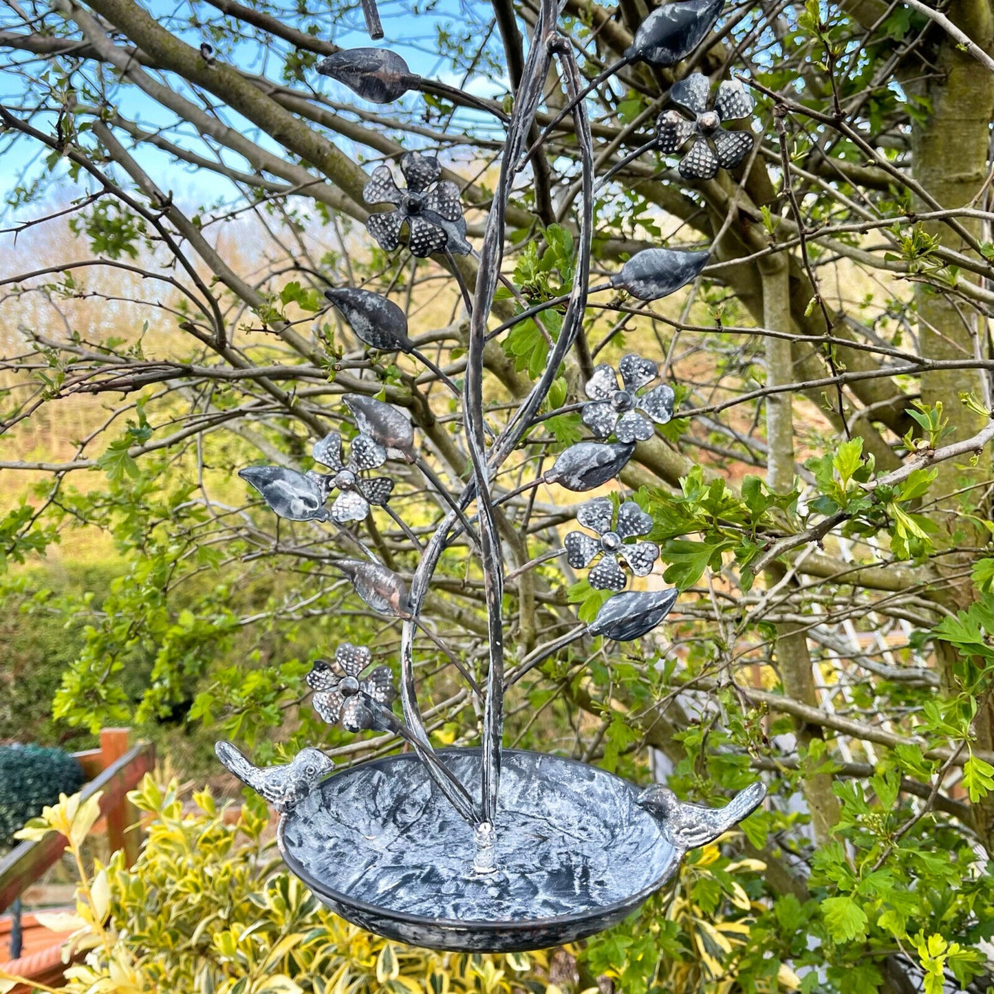 Vogelhäuschen zum Aufhängen aus grauem Metall