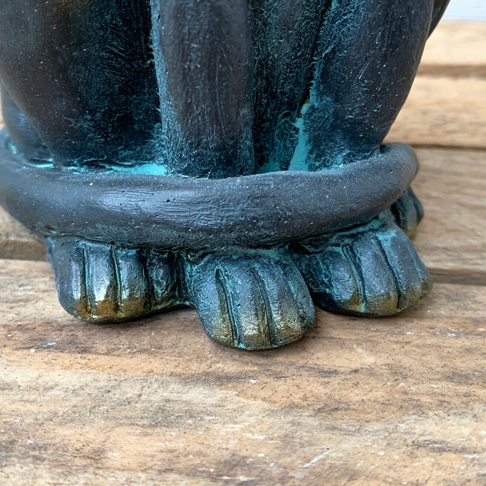 Sitzende Katze aus Bronzeharz