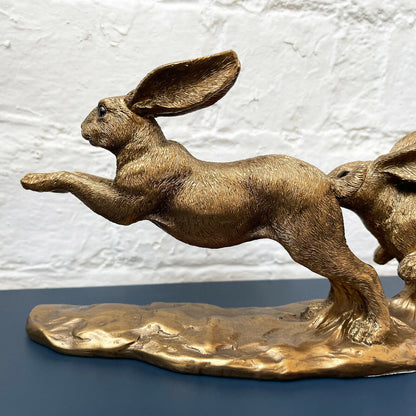 Harz-Bronze-Skulptur mit zwei springenden Hasen