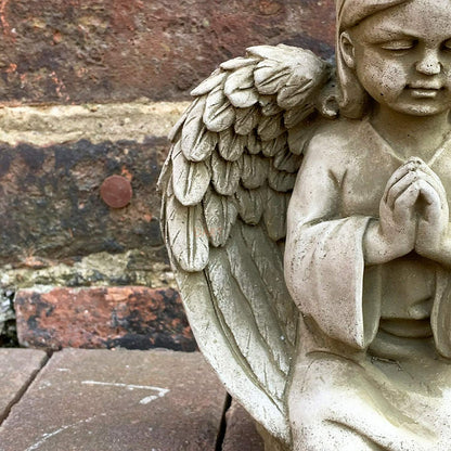 Gartenskulptur betender Engel aus Stein