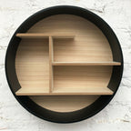 Schwarzes rundes Holzregal