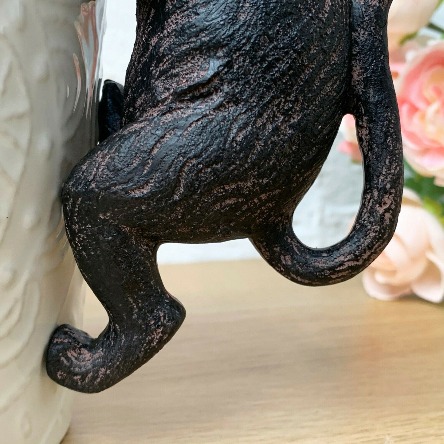 Resin Black Climbing Cat Pot Hanger