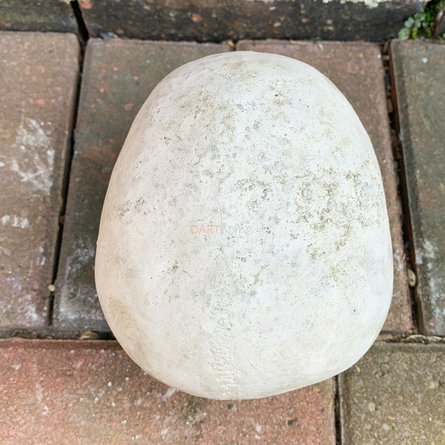 Menschliche Schädelskulptur aus Stein