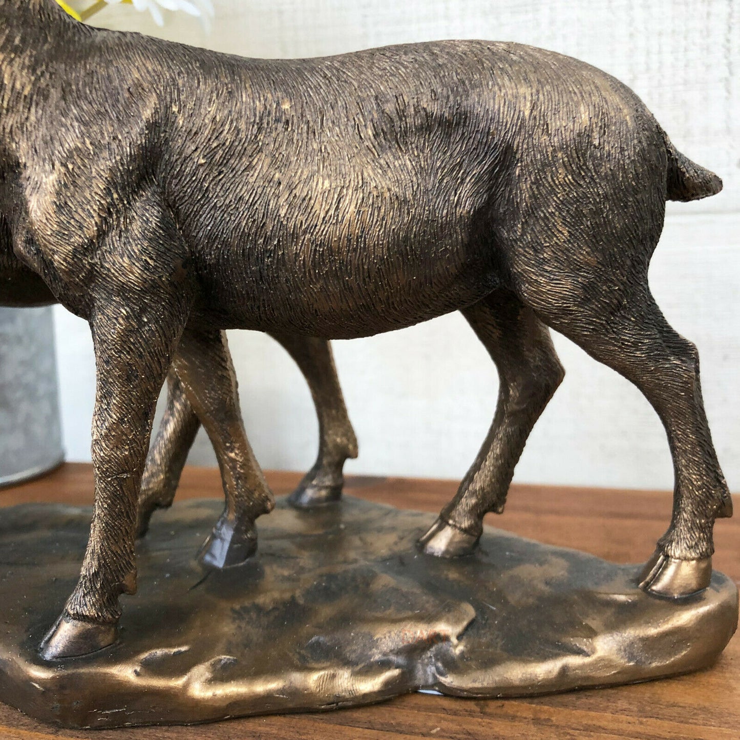 Hirschpaar-Ornament aus bronzefarbenem Kunstharz