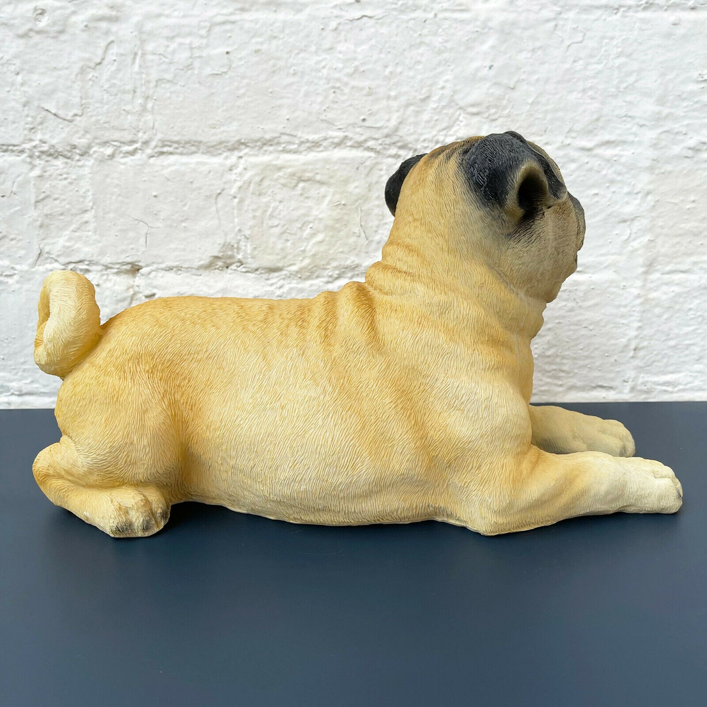 Liegendes Mops-Hundeornament