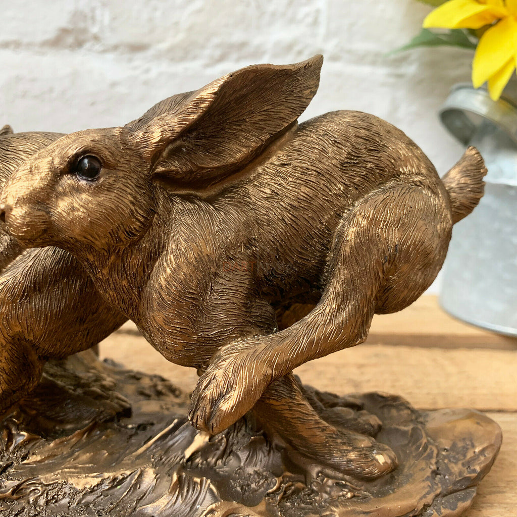 Bronzenes Ornament mit drei springenden Hasen