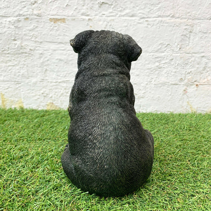 Sitzender Mops-Hund aus bronzefarbenem Kunstharz